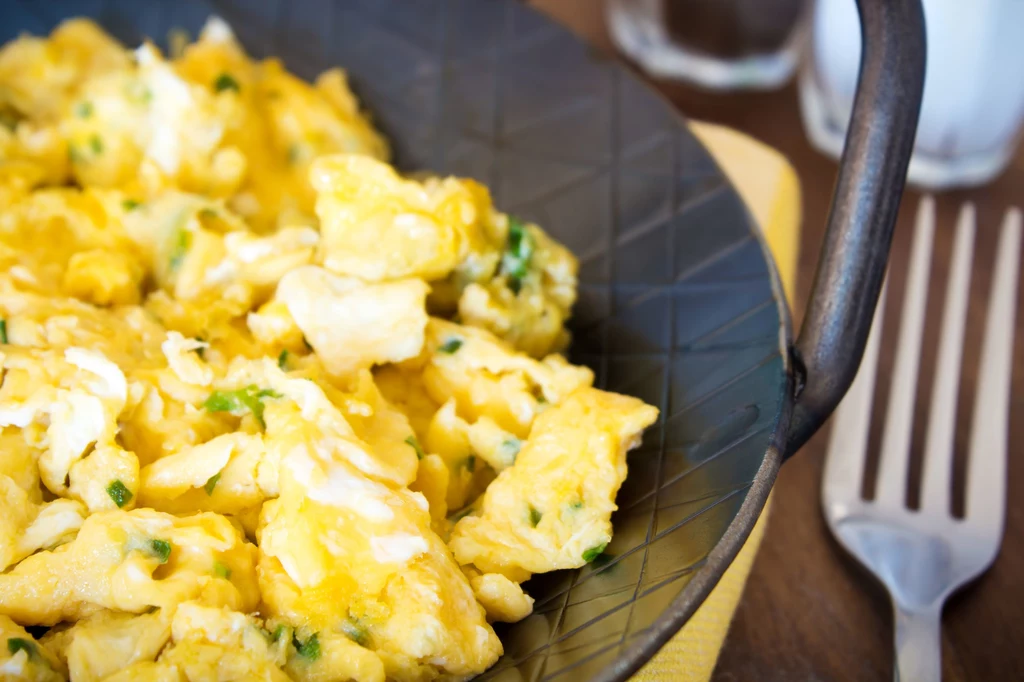 Jajecznica z zieleniną i świeżym pieczywem - przepis na śniadanie idealne