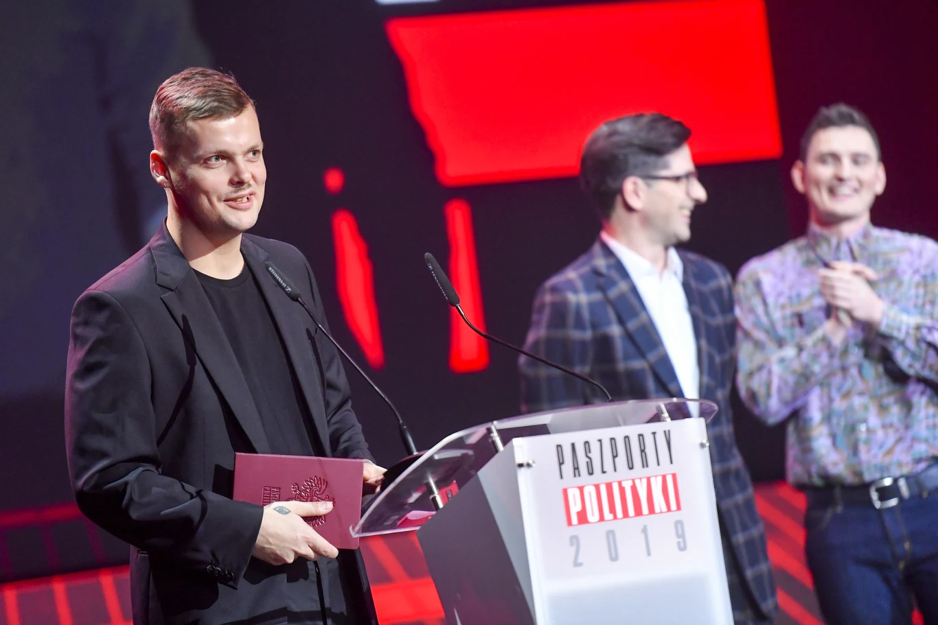Błażej Król, w tle Bartek Chaciński ("Polityka") i Dawid Podsiadło