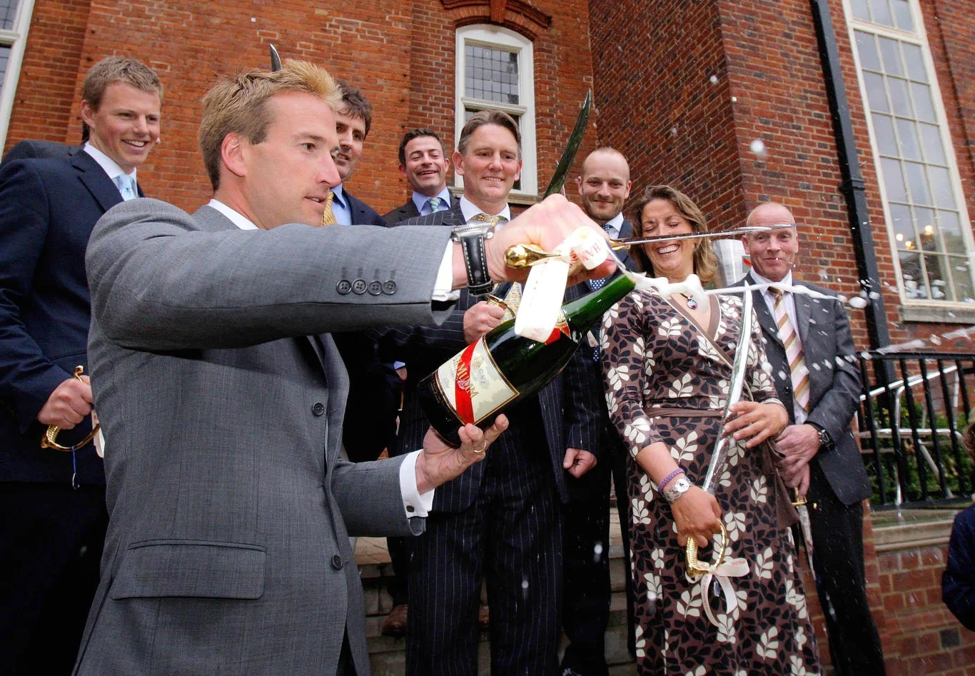 Szablowanie to bardzo fantazyjna metoda otwarcia butelki. Na zdjęciu: Sabrage podczas imprezy Champagne G.H. Mumm Cordon Rouge Club Szablowanie to bardzo fantazyjna metoda otwarcia butelki. Na zdjęciu: Sabrage podczas imprezy Champagne G.H. Mumm Cordon Rouge Club