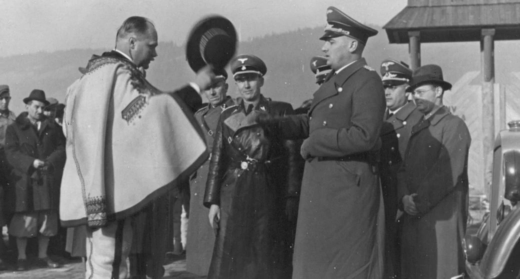 Przewodniczący Komitetu Góralskiego Wacław Krzeptowski (z lewej) wita gubernatora Hansa Franka po przybyciu do Zakopanego Przewodniczący Komitetu Góralskiego Wacław Krzeptowski (z lewej) wita gubernatora Hansa Franka po przybyciu do Zakopanego