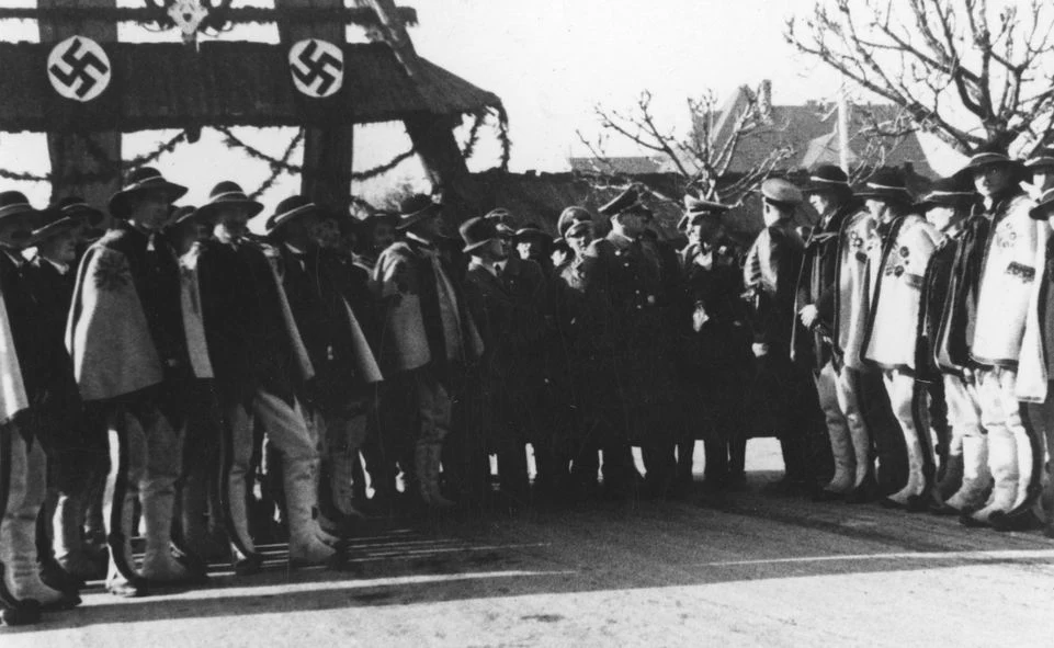 Gubernator Hans Frank w otoczeniu niemieckich oficerów i górali w strojach ludowych w Zakopanem Gubernator Hans Frank w otoczeniu niemieckich oficerów i górali w strojach ludowych w Zakopanem
