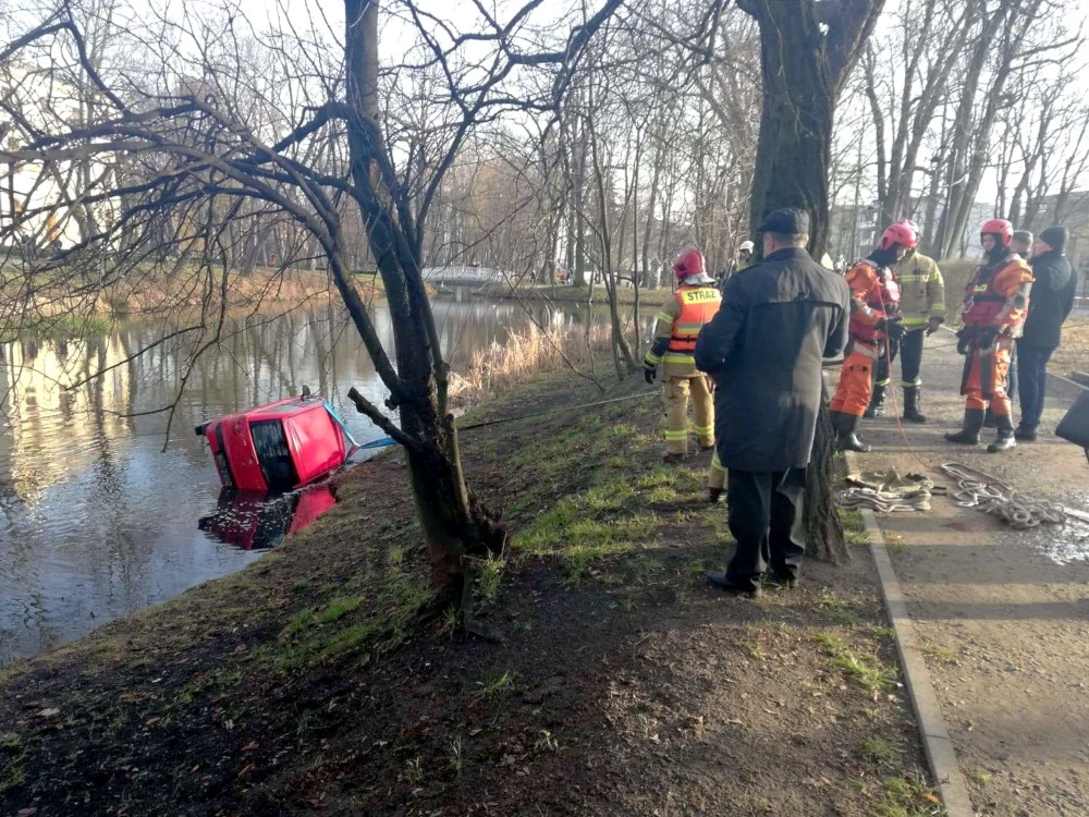 Akcja wyciągania samochodu z wody