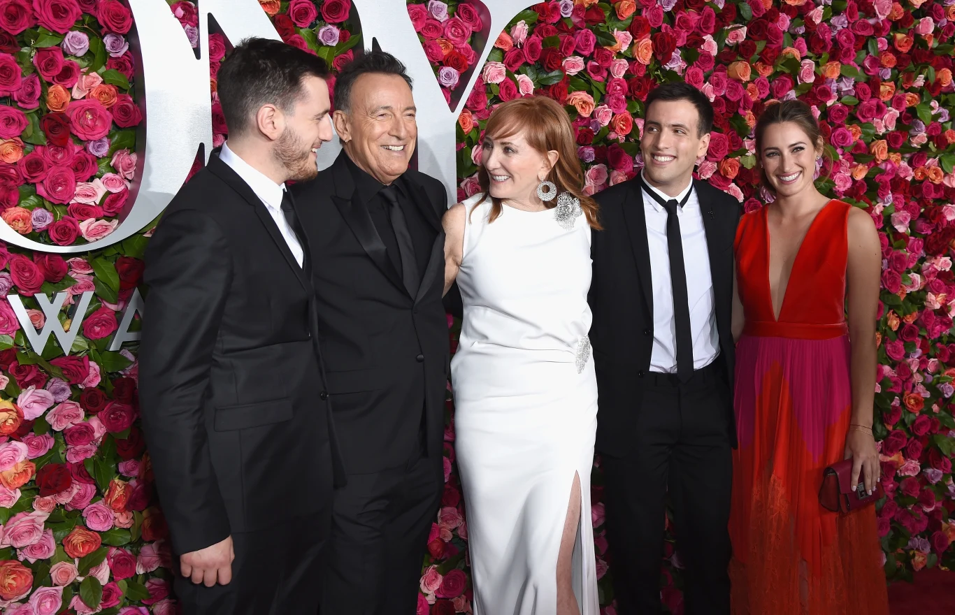 Rodzina Springsteenów w komplecie: od lewej Evan, Bruce, Patti Scialfa, Sam i Jessica - zdjęcie z 2018 r. Rodzina Springsteenów w komplecie: od lewej Evan, Bruce, Patti Scialfa, Sam i Jessica - zdjęcie z 2018 r.