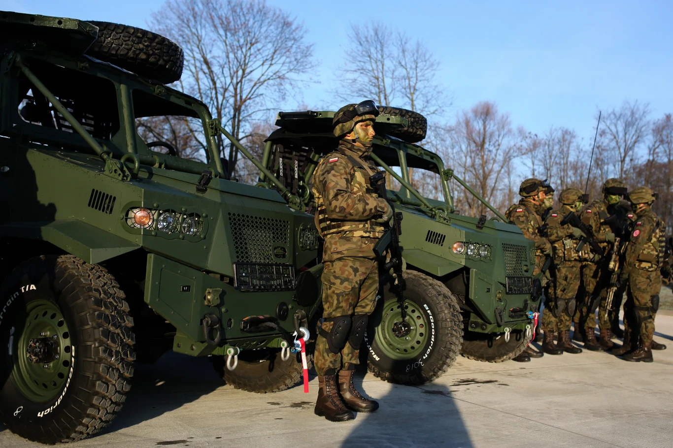 Pojazdy mają napęd na obie osie. Ważą do 3,5 tony i mają ładowność co najmniej 1,2 tony. Samochód napędza silnik o mocy 75 KM. Pojazdy mają napęd na obie osie. Ważą do 3,5 tony i mają ładowność co najmniej 1,2 tony. Samochód napędza silnik o mocy 75 KM.