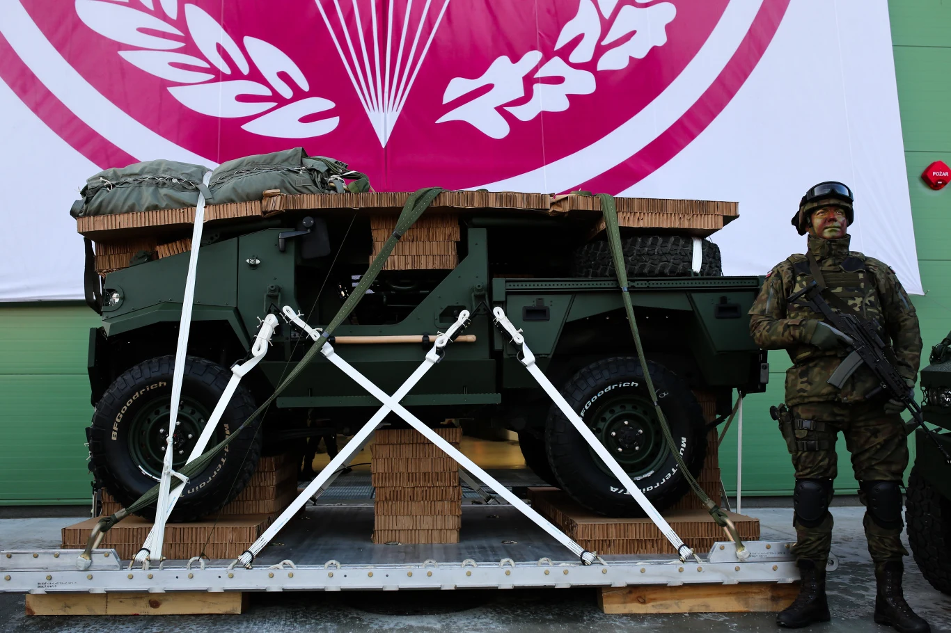 Pojazdy mają służyć do transportu zaopatrzenia, holowania artylerii i ewakuacji rannych spadochroniarzy. Zgodnie z wymaganiem, są przystosowane do zrzutu na specjalnej platformie, dostosowanej do wymiarów polskich C-130E Hercules i CASA C295M. Pojazdy mają służyć do transportu zaopatrzenia, holowania artylerii i ewakuacji rannych spadochroniarzy. Zgodnie z wymaganiem, są przystosowane do zrzutu na specjalnej platformie, dostosowanej do wymiarów polskich C-130E Hercules i CASA C295M.