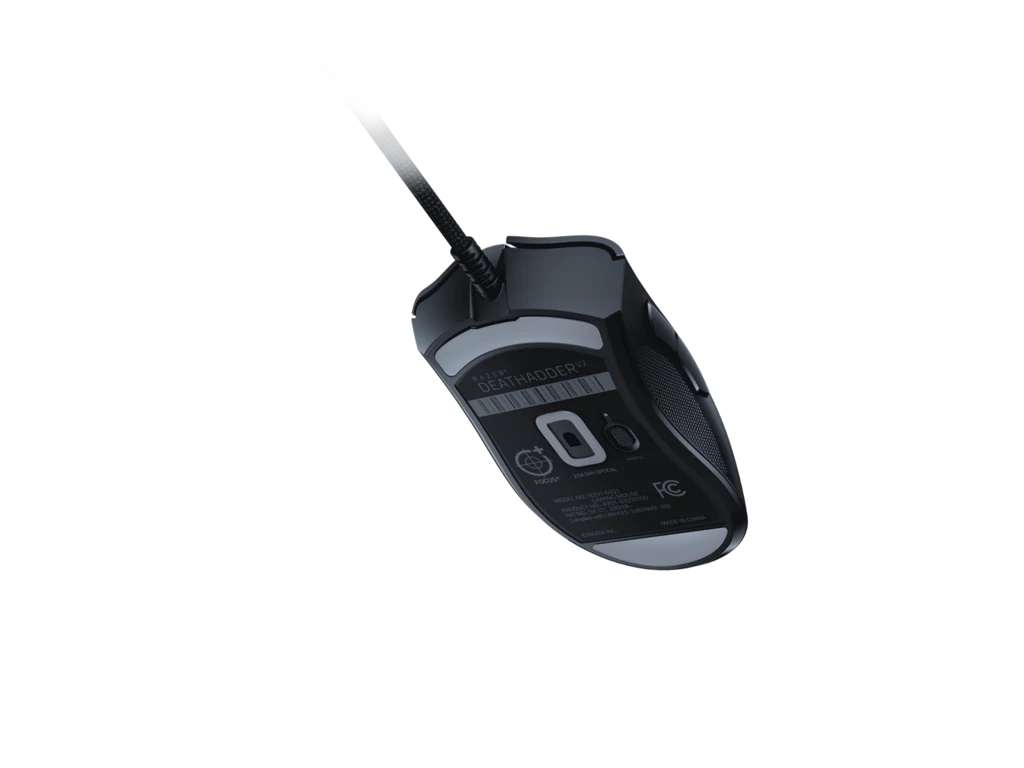 Razer DeathAdder V2 ma również bardzo elastyczny kabel Speedflex. Dzięki nowej powłoce kabel stawia minimalny opór podczas użytkowania myszki, co pozwala na wykonywanie długich i nieograniczonych ruchów gryzoniem bez zaczepiania się kabla.