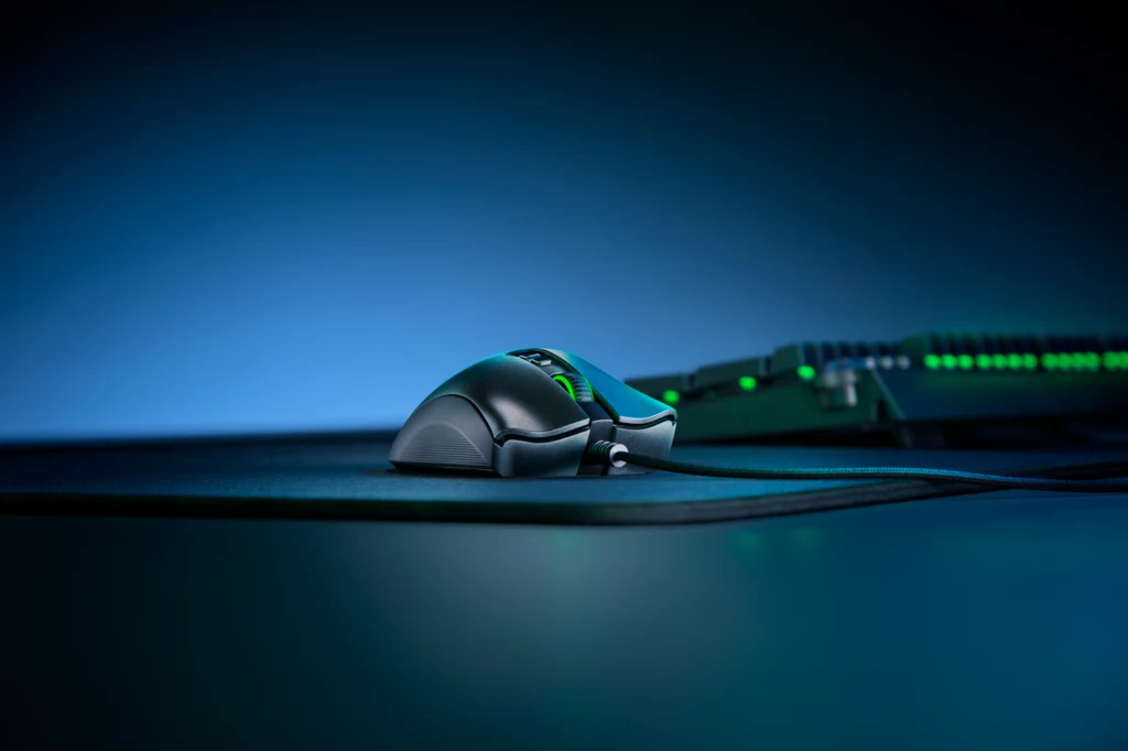 DeathAdder V2 wyposażono w przełączniki optyczne Razera, które wykorzystują wiązkę światła podczerwonego do rejestracji kliknięć, eliminując tym samym ryzyko przypadkowych podwójnych naciśnięć. Przełączniki zbudowano tak, aby sprostały aż 70. milionom kliknięć.
