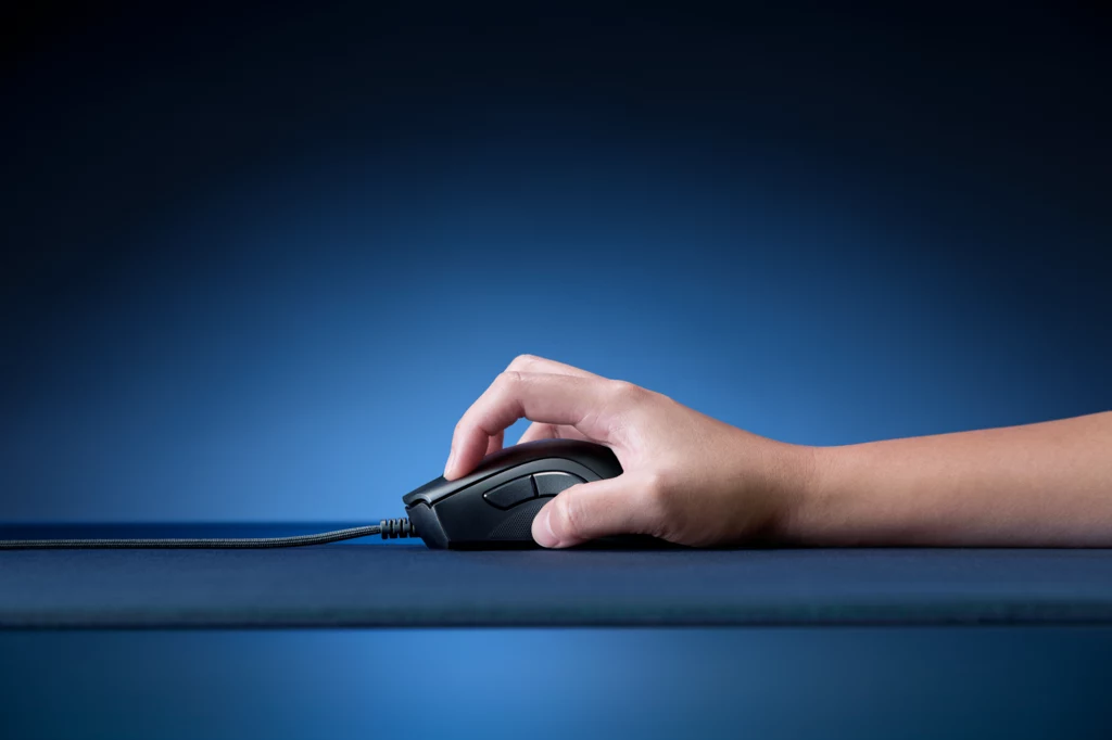 DeathAdder V2, poza pewnymi zmianami jej kształtu, została także dodatkowo ulepszona. Myszkę pokryto nową powłoką odporną na pot, a na jej bokach umieszczono gumowane uchwyty dla jeszcze lepszej kontroli. Udoskonalono również kółko, które jest teraz idealnie dostrojone do bardziej precyzyjnego, "przeskakującego" przewijania przy niższym oporze. Wszystko to udało się zamknąć w eleganckiej, lekkiej konstrukcji o masie 82 g.