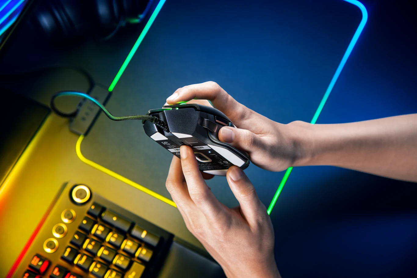 Myszka ulepszona o 11 programowalnych przycisków pozwala graczom cieszyć się większą elastycznością w zakresie tworzenia prostych map klawiszy, korzystania ze skrótów klawiszowych do ulubionych przedmiotów lub zaklęć albo aktywacji innych poleceń. Dzięki obsłudze technologii Hypershift gracze mogą podwoić liczbę funkcji przypisanych do przycisków.