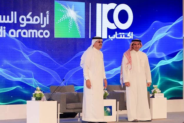 Prezes Aramco  Amin Nasser (L) i dyrektor firmy Yasir al-Rumayyan