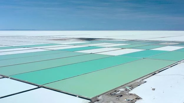 Widok z lotu ptaka nowego państwowego kompleksu do ekstrakcji litu, w płd. strefie Uyuni Salt Flat