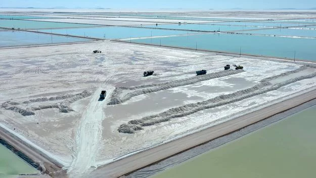Widok z lotu ptaka nowego państwowego kompleksu do ekstrakcji litu, w płd. strefie Uyuni Salt Flat