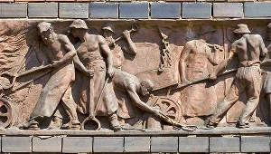 Huta Pokój, Nowy Bytom, Ruda Śląska - alegoria hutnictwa, płaskorzeźba. Fot. Marek Maruszak