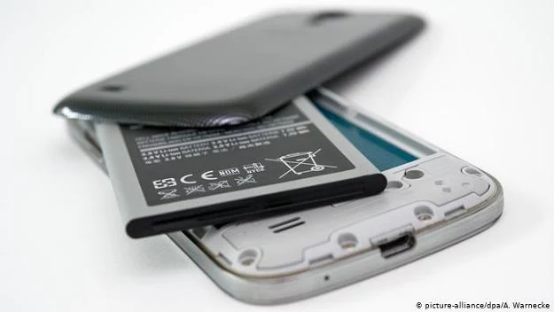Obowiązkowa kaucja w wysokości 25 euro za telefon komórkowy pomoże w utylizacji elektrośmieci?