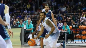 Chris Wright (z piłką) z Polskiego Cukru