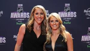 Amanda Kessel (z prawej) wystąpi podczas weekendu gwiazd NHL