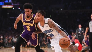 Markelle Fultz (z piłką)