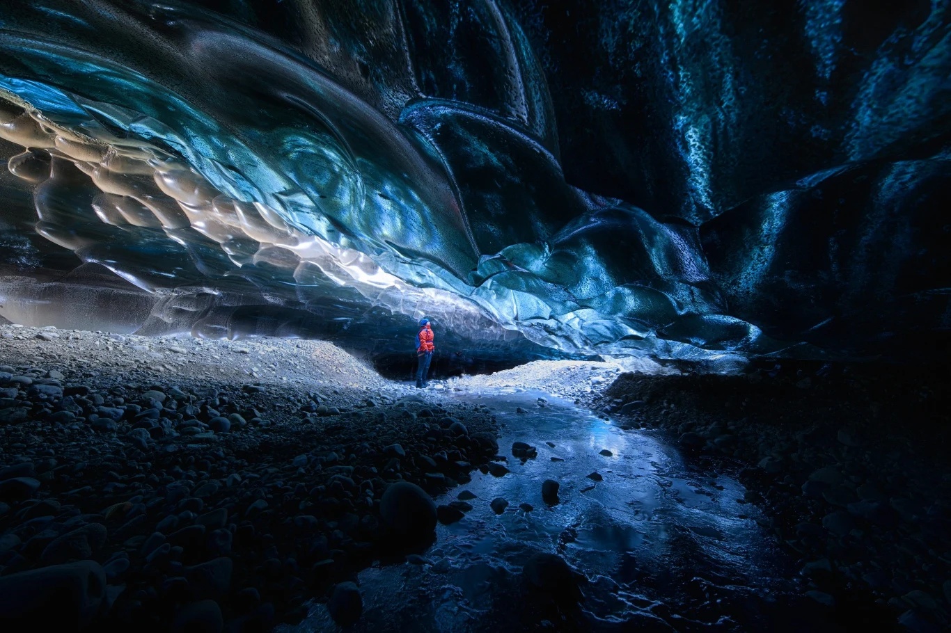 Kolejny raz fotograf przybył na Vatnajökull w 2018 i znowu zauważył wyraźne zmiany w układzie jaskiń. 