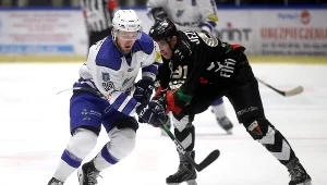 Napastnik  Re-Plast Unii Oświęcim Dariusz Wanat (L) i Bartłomiej Jeziorski (P) z GKS Tychy. Unia chce zaatakować fotel lidera, na którym siedzą tyszanie