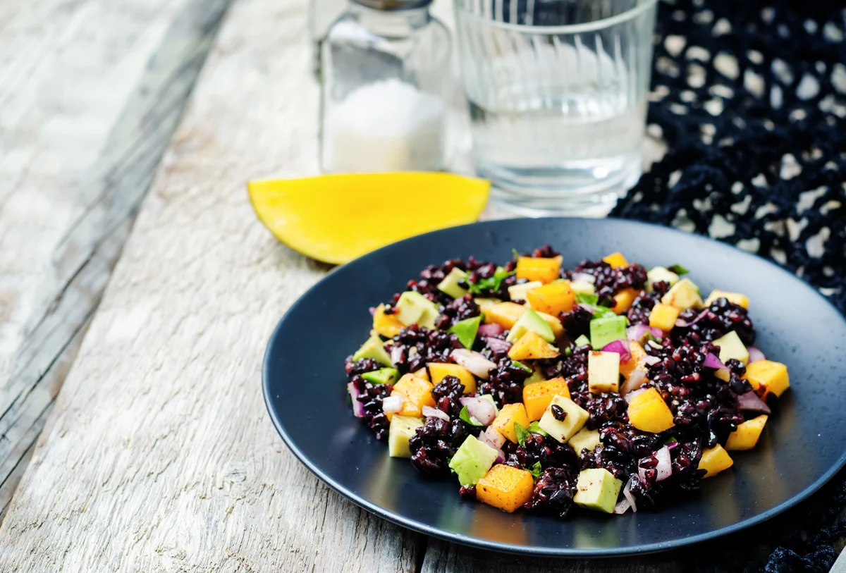 Czarny ryż to wspaniała baza do sałatek i demokratyczny gospodarz. Można dodać do niego, co się chce: warzywa surowe, marynowane, ryby, jajka, szynkę Czarny ryż to wspaniała baza do sałatek i demokratyczny gospodarz. Można dodać do niego, co się chce: warzywa surowe, marynowane, ryby, jajka, szynkę