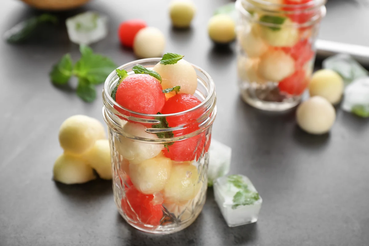 Arbuz i liczi razem tworzą mdłą całość. Pożenione kroplami cytryny i świeżą miętą smakują wybornie. Arbuz i liczi razem tworzą mdłą całość. Pożenione kroplami cytryny i świeżą miętą smakują wybornie.