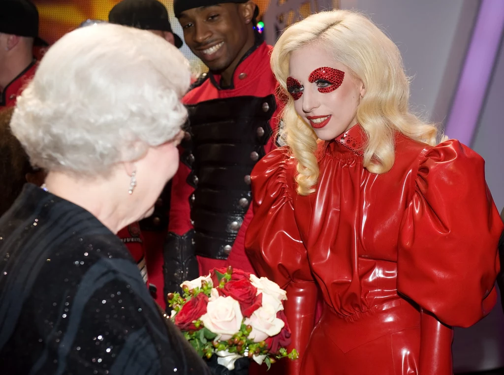 Lady Gaga podczas pamiętnego spotkania z Królową Elżbietą II w 2009 roku