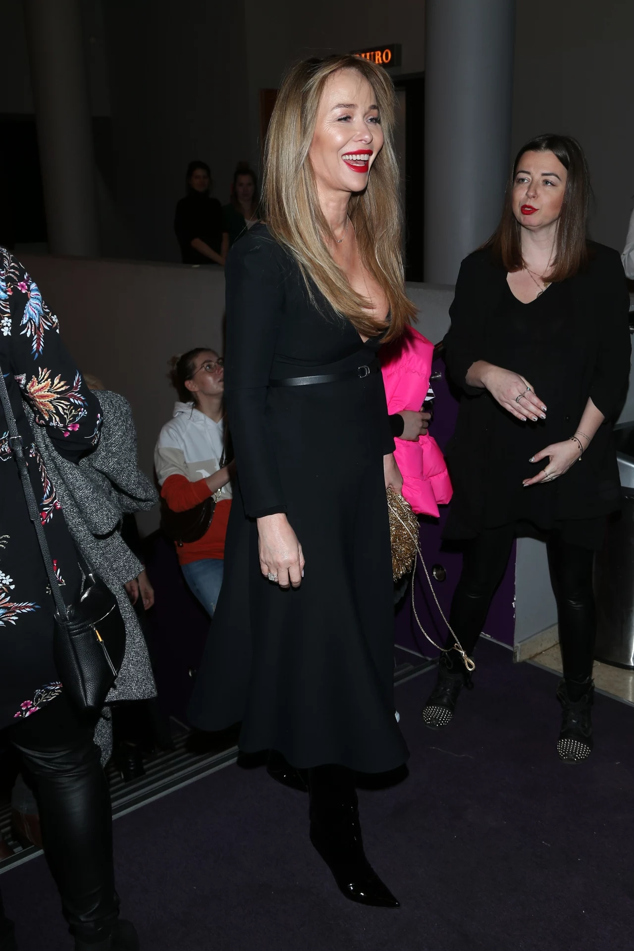 Joanna Przetakiewicz ma świetny gust i doskonale dobiera stylizacje do okazji. Umiejętności udowodniła podczas oficjalnej premiery filmu „Gorący temat”, na którą przyszła ubrana w elegancką czarną sukienkę. Talię podkreśliła wąskim paskiem, a subtelny krój stylizacji przełamała masywnymi botkami. Jak widać 53- latka nie boi się także głębokich dekoltów! Joanna Przetakiewicz ma świetny gust i doskonale dobiera stylizacje do okazji. Umiejętności udowodniła podczas oficjalnej premiery filmu „Gorący temat”, na którą przyszła ubrana w elegancką czarną sukienkę. Talię podkreśliła wąskim paskiem, a subtelny krój stylizacji przełamała masywnymi botkami. Jak widać 53- latka nie boi się także głębokich dekoltów!