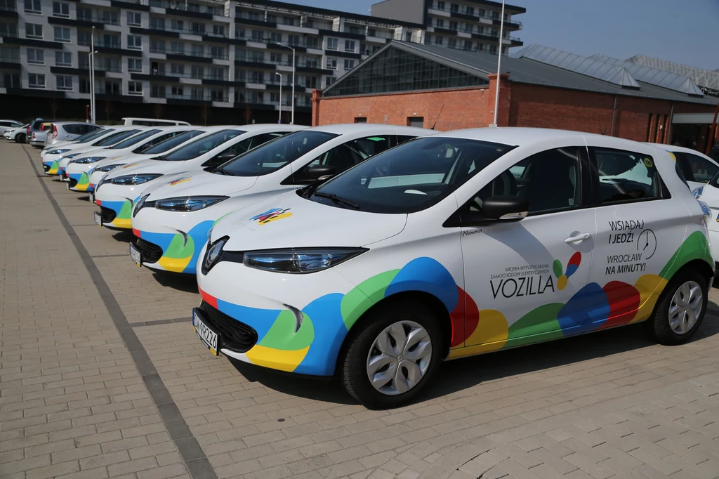 Vozilla zaczęła działalność w 2017 roku, używając Nissanów Leaf. W kwietniu 2019 zmieniła ja Renault Zoe