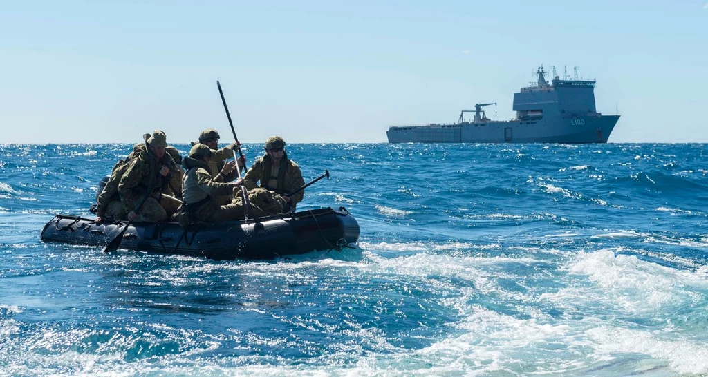 Żołnierze 2 batalionu Royal Australian Regiment podczas ćwiczeń z HMAS "Choules" (w tle)