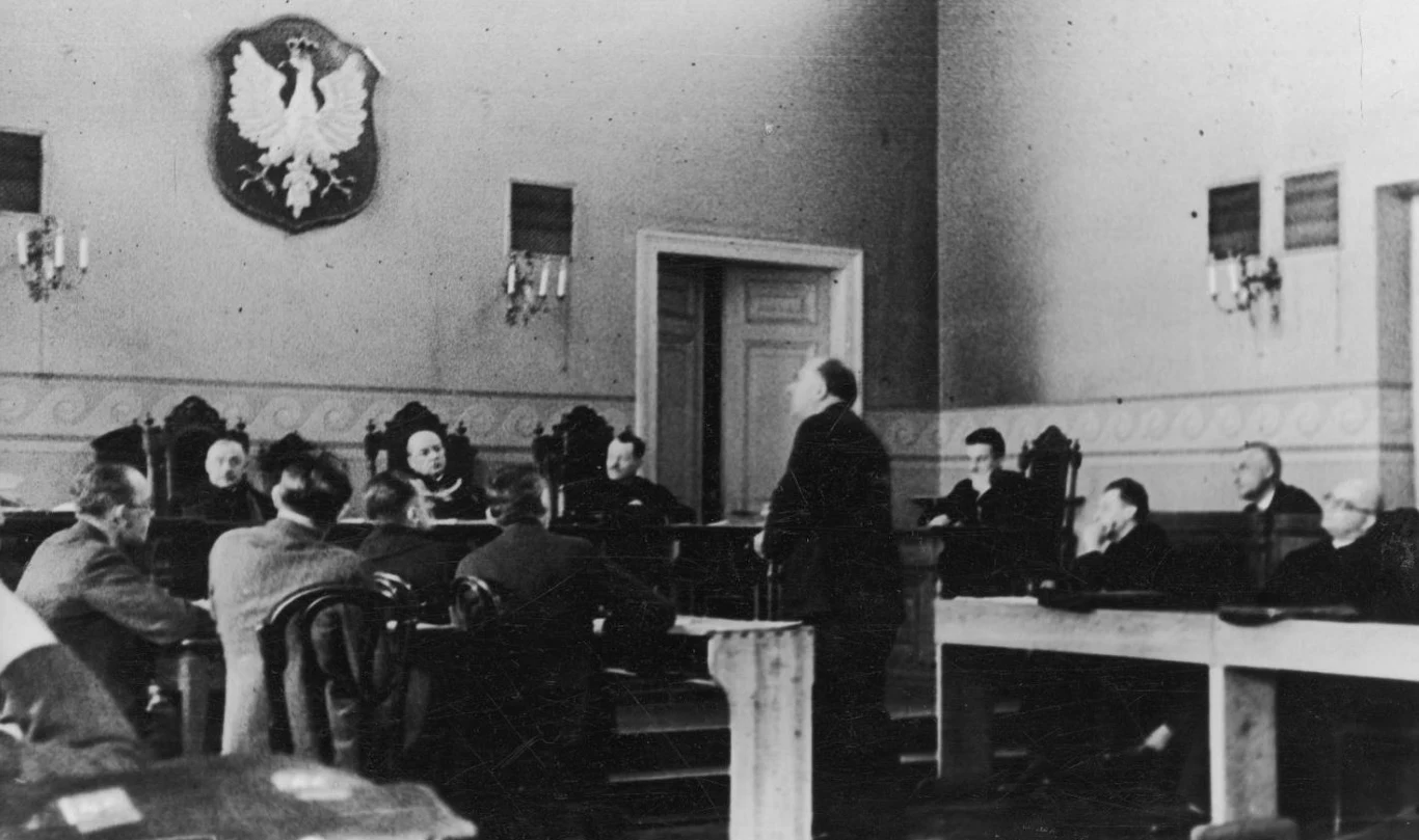 Na salę sądową ściągnięto nawet samego szefa rządu. Na zdjęciu: Kazimierz Bartel składa zeznania na procesie Ruszczewskiego Na salę sądową ściągnięto nawet samego szefa rządu. Na zdjęciu: Kazimierz Bartel składa zeznania na procesie Ruszczewskiego