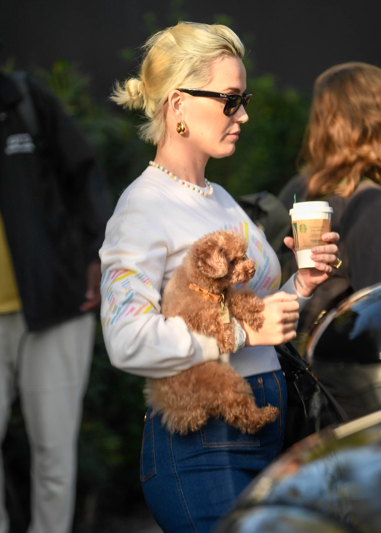Katy Perry widocznie lubi podsycać plotki o ciąży, ponieważ często pojawia się publicznie w bardzo obcisłych ubraniach. Tym razem zdecydowała się na dżinsy z wysokim stanem i krótką białą bluzę. Stylizacja mocno podkreśla zaokrąglony brzuszek. Czyżby w plotkach było ziarenko prawdy? Katy Perry widocznie lubi podsycać plotki o ciąży, ponieważ często pojawia się publicznie w bardzo obcisłych ubraniach. Tym razem zdecydowała się na dżinsy z wysokim stanem i krótką białą bluzę. Stylizacja mocno podkreśla zaokrąglony brzuszek. Czyżby w plotkach było ziarenko prawdy?
