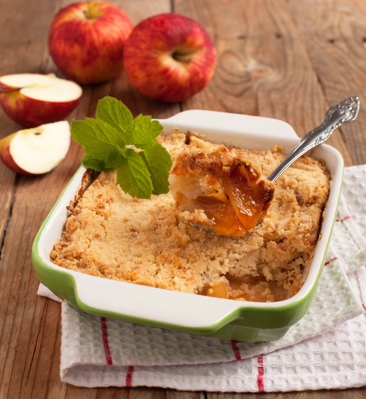 Crumble jabłkowo-serowo to deser, który zachwyci wszystkich gości