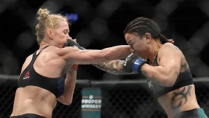 Holly Holm (z lewej) i Raquel Pennington