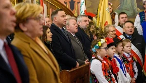 Prezydent Andrzej Duda, minister rolnictwa Jan Krzysztof Ardanowski oraz komisarz UE ds. rolnictwa Janusz Wojciechowski w Wierzchosławicach.