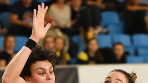 Zawodniczka Arki Gdynia Rebecca Allen (z prawej) i Artemis Spanou z CCC Polkowice w finale Suzuki Pucharu Polski koszykarek w Lublinie