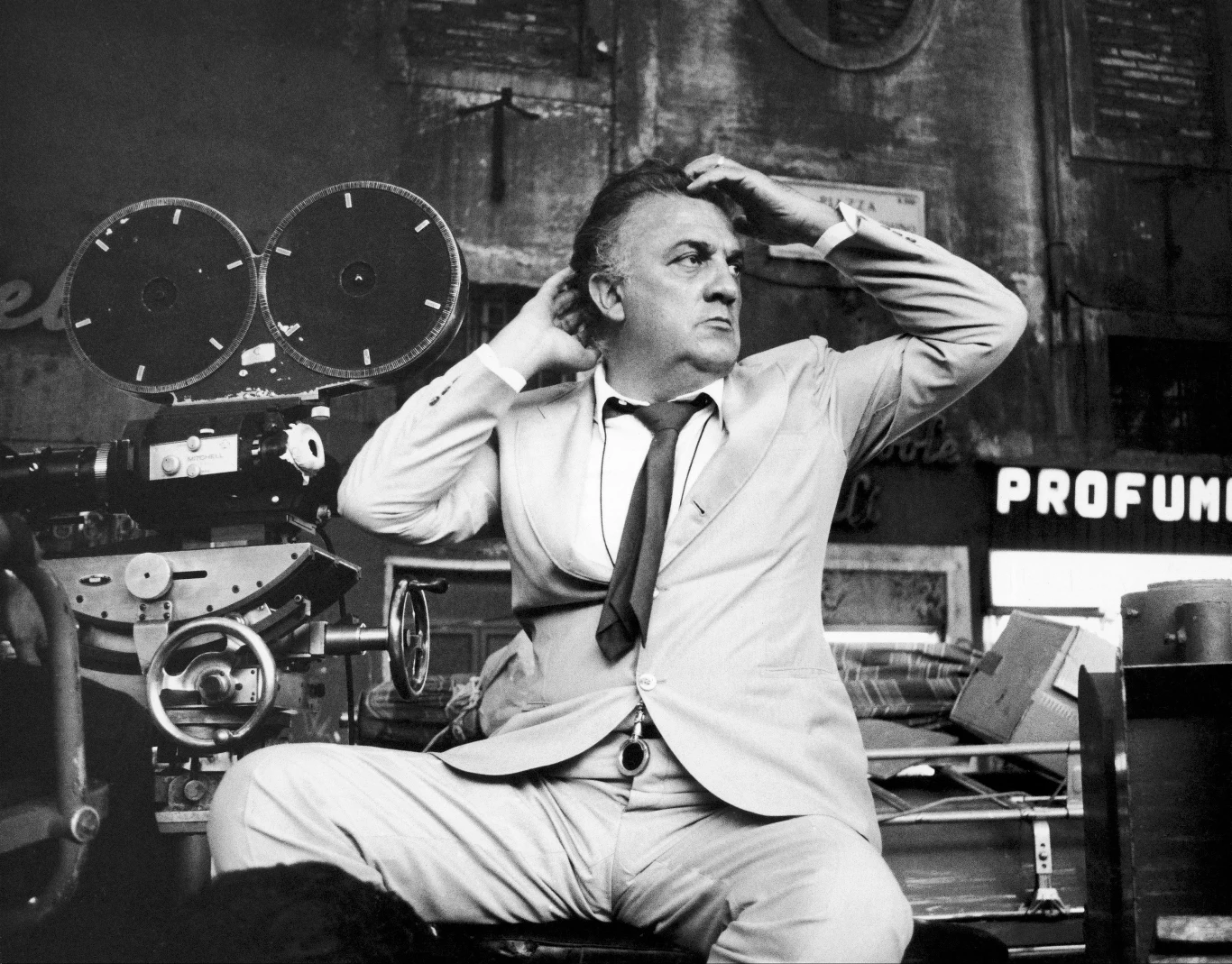 Federico Fellini na planie filmu "Rzym", fot. Louis Goldman