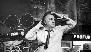 Federico Fellini na planie filmu "Rzym", fot. Louis Goldman