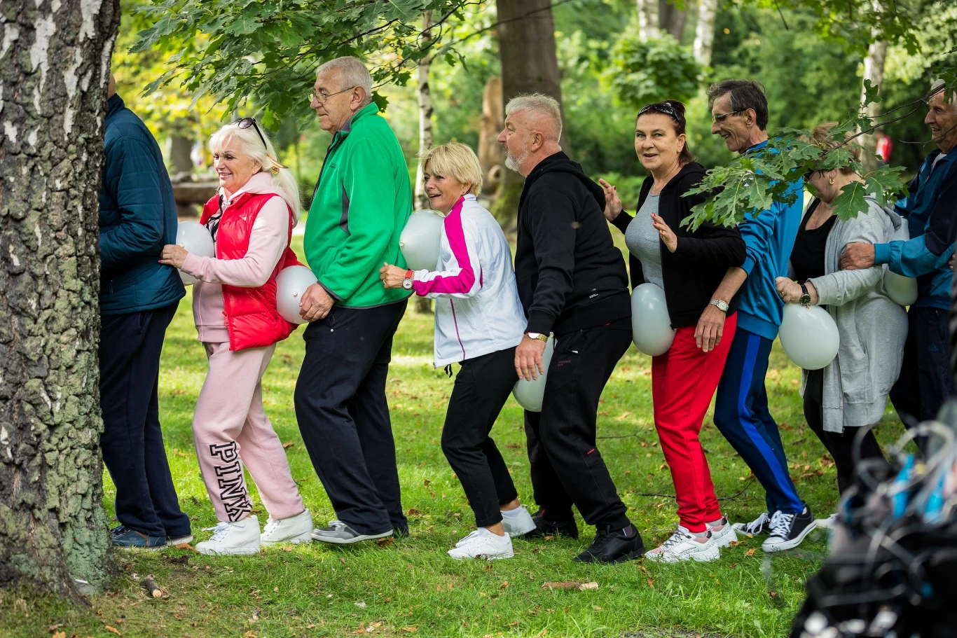 Rozwija się również relacja Barbary i Adama. "On patrzy tylko na nią i innymi paniami w ogóle się nie interesuje" - stwierdziła Wiesia. Kuracjusz opowiedział Barbarze o ostatnich chwilach, które spędził ze swoją żoną, która zmarła na raka. "To dla mnie wzruszające, że taki dobry człowiek do końca opiekował się swoją żoną" - powiedziała przejęta kobieta.
(fot. z oficjalnego profilu programu na Facebooku) Rozwija się również relacja Barbary i Adama. "On patrzy tylko na nią i innymi paniami w ogóle się nie interesuje" - stwierdziła Wiesia. Kuracjusz opowiedział Barbarze o ostatnich chwilach, które spędził ze swoją żoną, która zmarła na raka. "To dla mnie wzruszające, że taki dobry człowiek do końca opiekował się swoją żoną" - powiedziała przejęta kobieta.
(fot. z oficjalnego profilu programu na Facebooku)