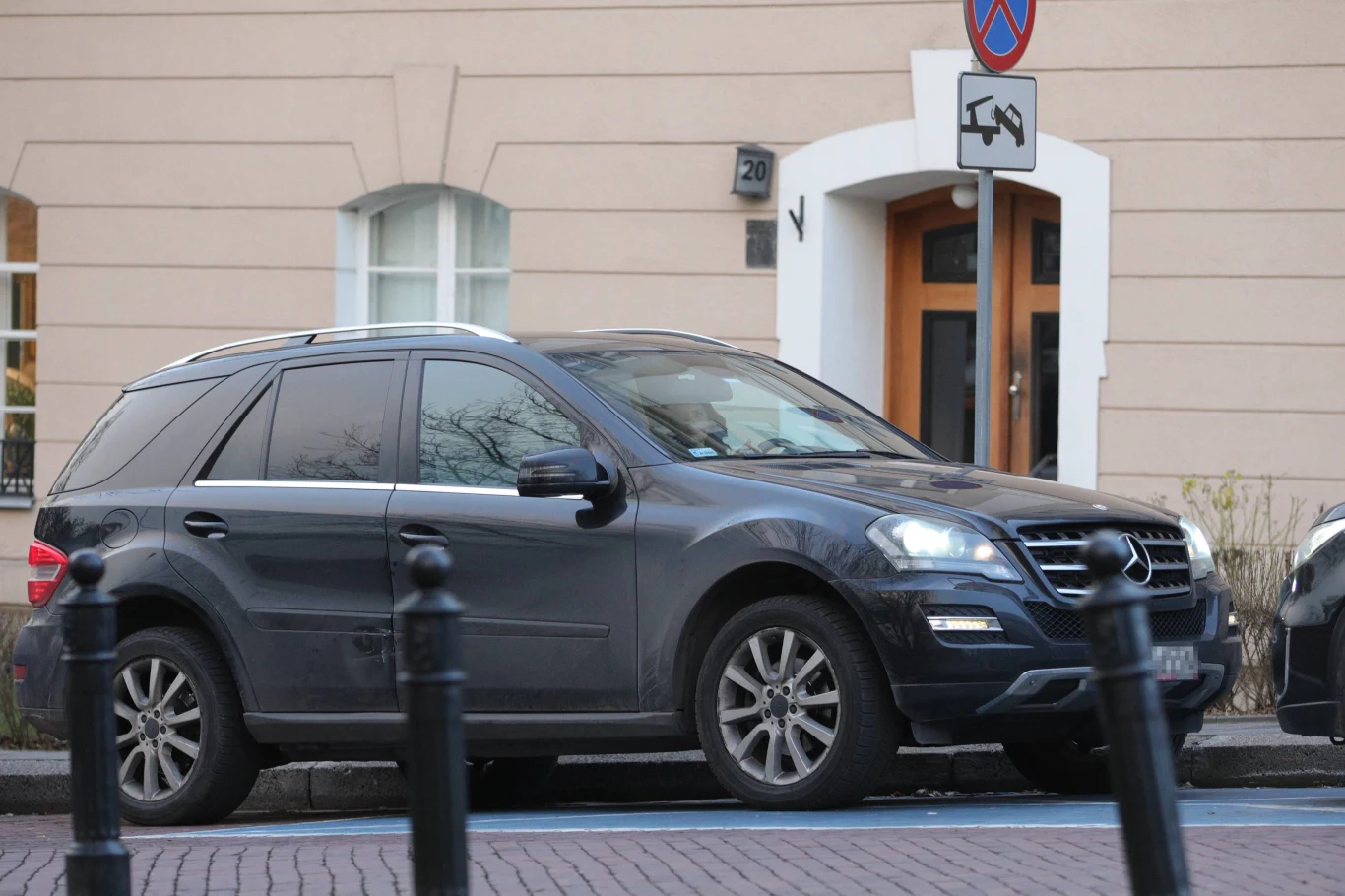 Weronika Rosati parkuje na miejscu dla niepełnosprawnych