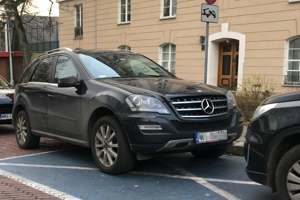 Weronika Rosati parkuje na miejscu dla niepełnosprawnych Weronika Rosati parkuje na miejscu dla niepełnosprawnych