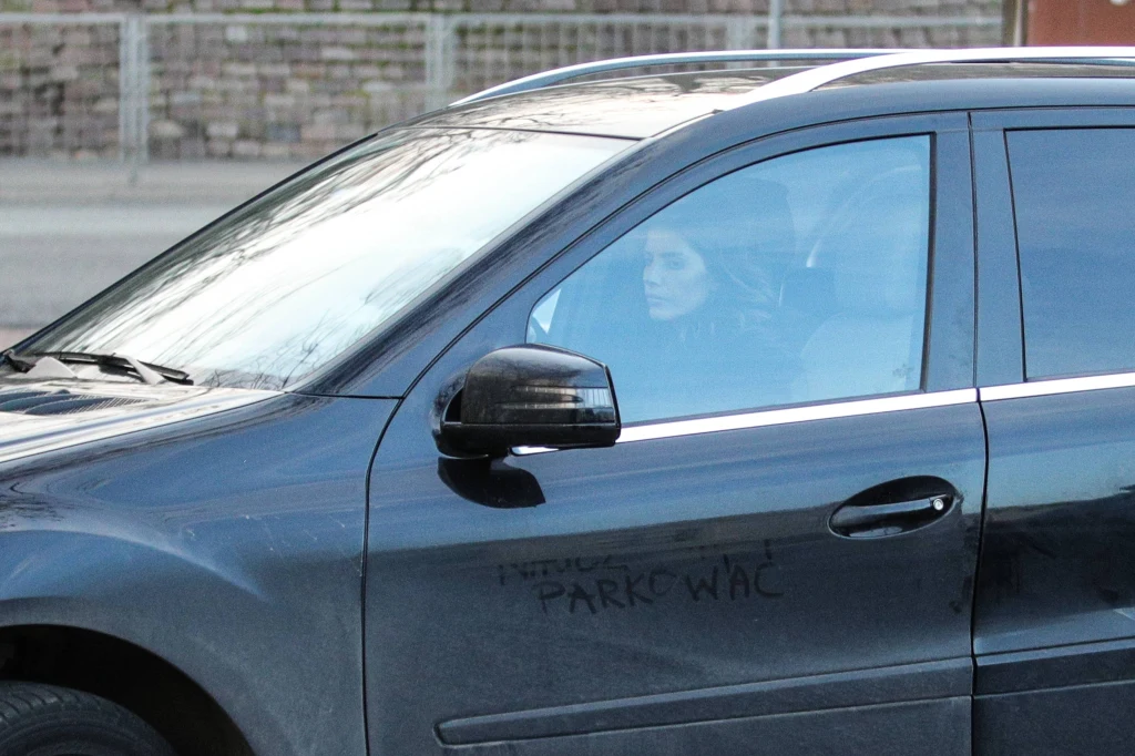 Weronika Rosati parkuje na miejscu dla niepełnosprawnych Weronika Rosati parkuje na miejscu dla niepełnosprawnych