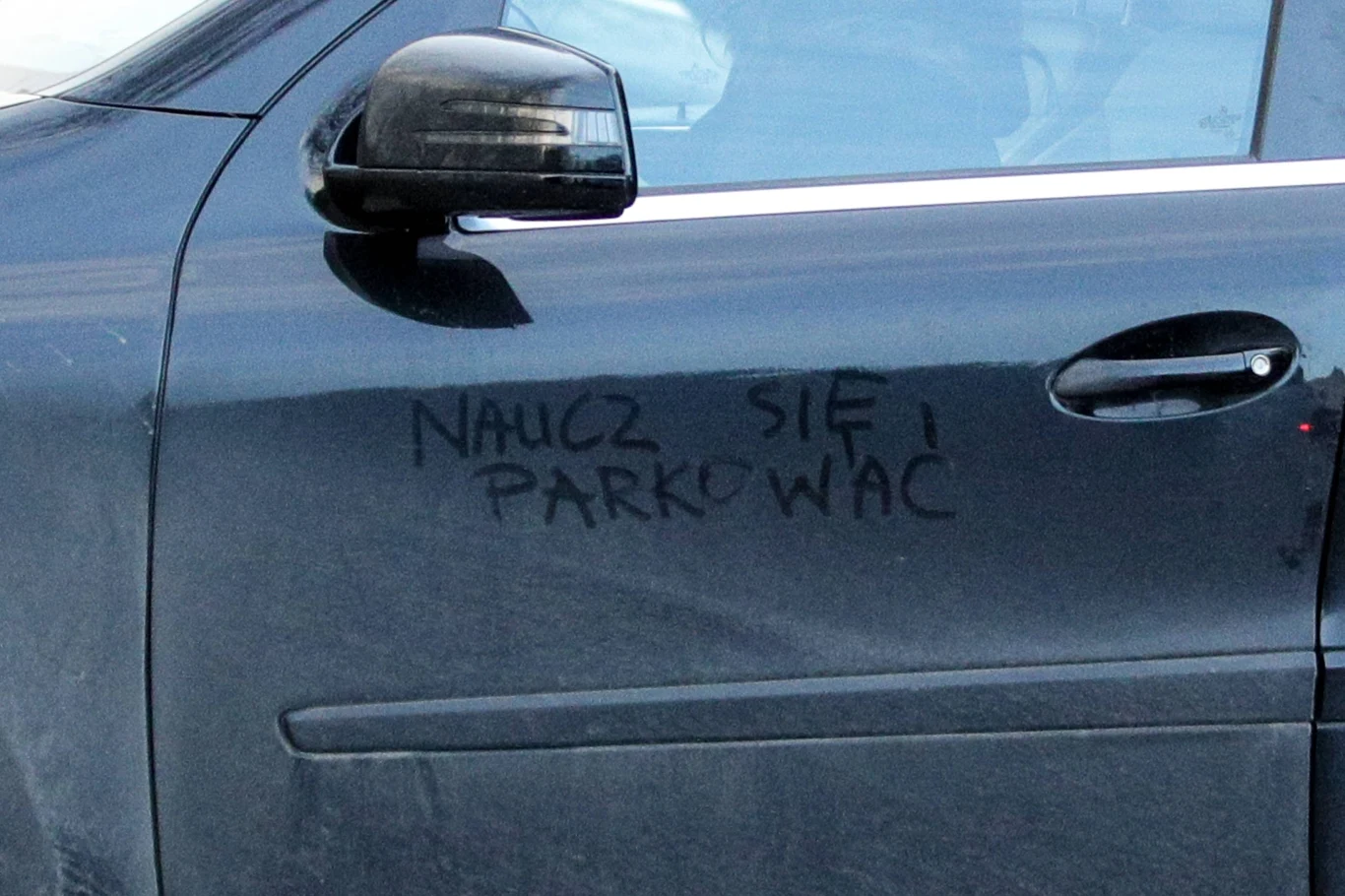 Weronika Rosati parkuje na miejscu dla niepełnosprawnych