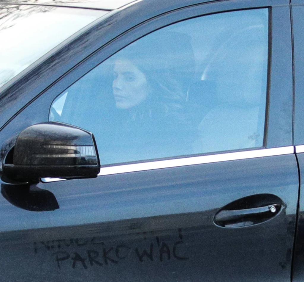 Weronika Rosati parkuje na miejscu dla niepełnosprawnych Weronika Rosati parkuje na miejscu dla niepełnosprawnych