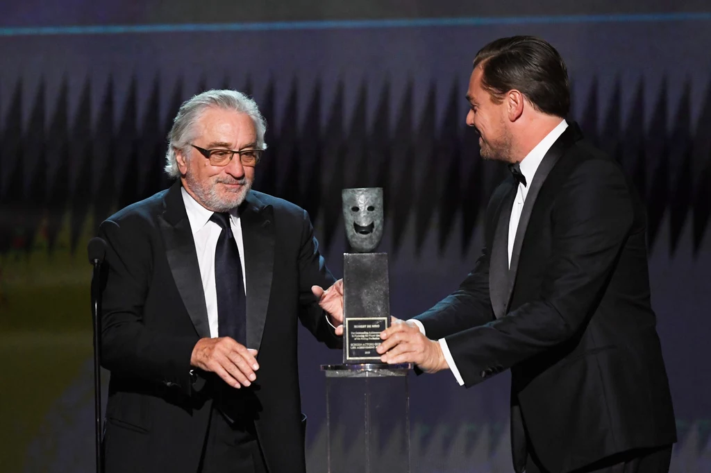 Robert De Niro odbiera nagrodę z rąk Leonardo DiCaprio