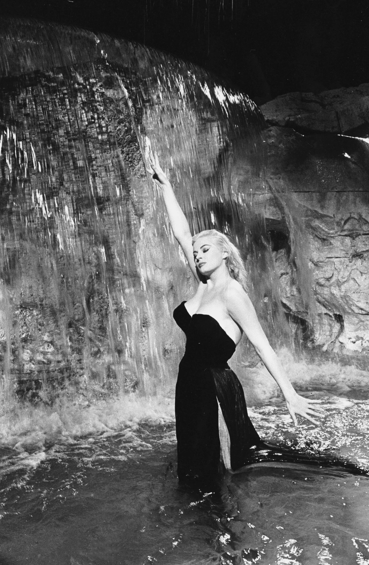 Anita Ekberg na planie filmu "Słodkie życie" (1960)