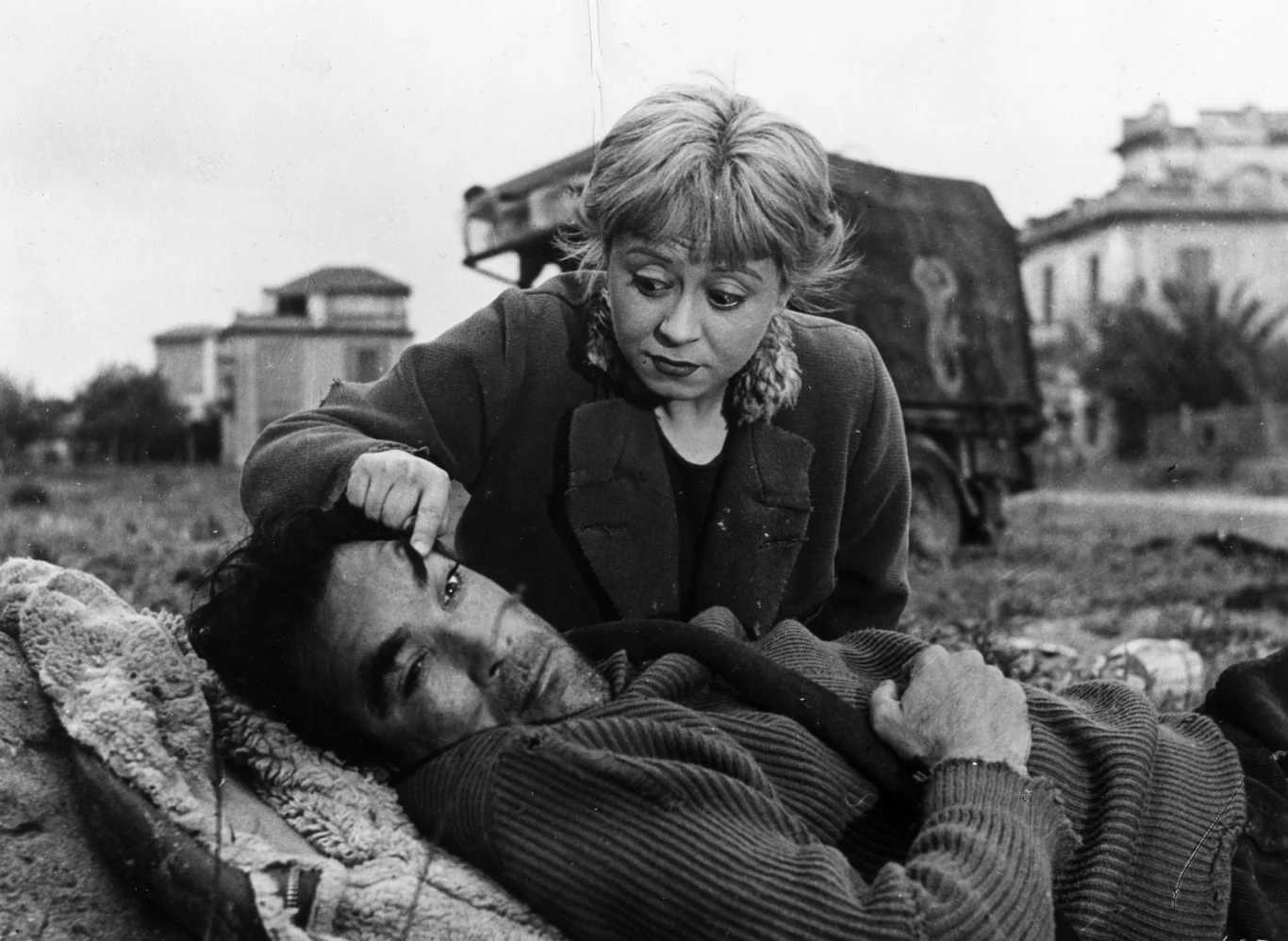 Giulietta Masina i Anthony Quinn w filmie "La strada" (1954)