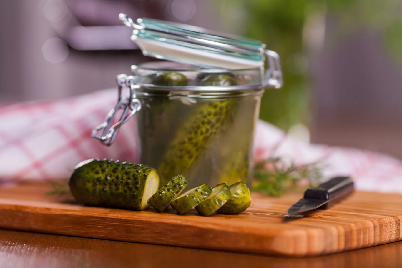 Jeśli zauważyłaś, że po zakiszeniu na ogórkach pojawił się biały nalot, nie wyrzucaj ich. To cenne bakterie kwasu mlekowego. Jeśli zauważyłaś, że po zakiszeniu na ogórkach pojawił się biały nalot, nie wyrzucaj ich. To cenne bakterie kwasu mlekowego.