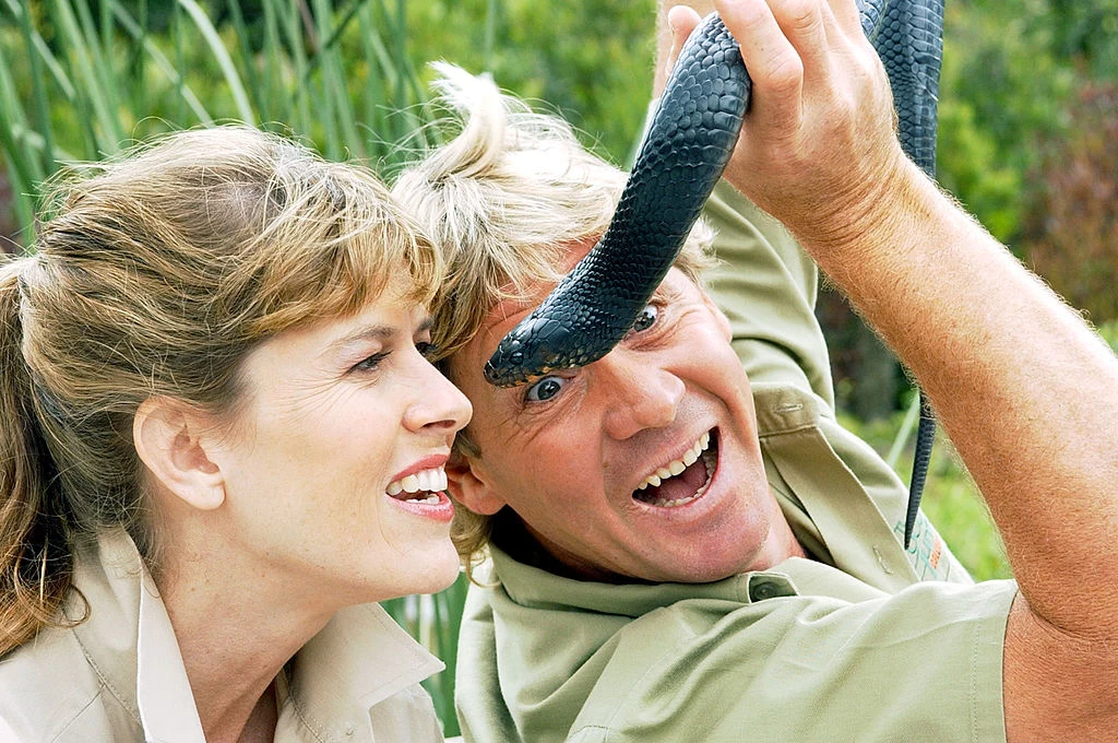 Steve Irwin zmarł tragicznie w 2006 roku, podczas pracy na planie kolejnego programu „Świat według Bindi”. Płaszczka ugodziła go kolcem jadowym prosto w serce. Jego misję od lat kontynuują żona Terri i dzieci – córka Bindi oraz syn Robert. Rozwijają zoo i jeżdżą po świecie jako członkowie-założyciele organizacji „Wildlife Warriors Irwins”, której celem jest ochrona australijskiej przyrody. Steve Irwin zmarł tragicznie w 2006 roku, podczas pracy na planie kolejnego programu „Świat według Bindi”. Płaszczka ugodziła go kolcem jadowym prosto w serce. Jego misję od lat kontynuują żona Terri i dzieci – córka Bindi oraz syn Robert. Rozwijają zoo i jeżdżą po świecie jako członkowie-założyciele organizacji „Wildlife Warriors Irwins”, której celem jest ochrona australijskiej przyrody.