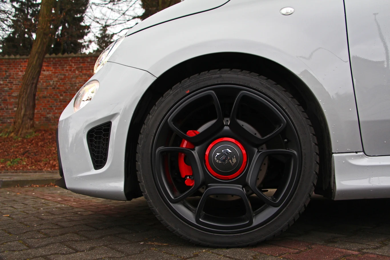 Hamulce Przód: Wentylowane i nawiercane tarcze hamulcowe Ø 284 x 22 Tył: Nawiercane tarcze hamulcowe Ø 240 x 11