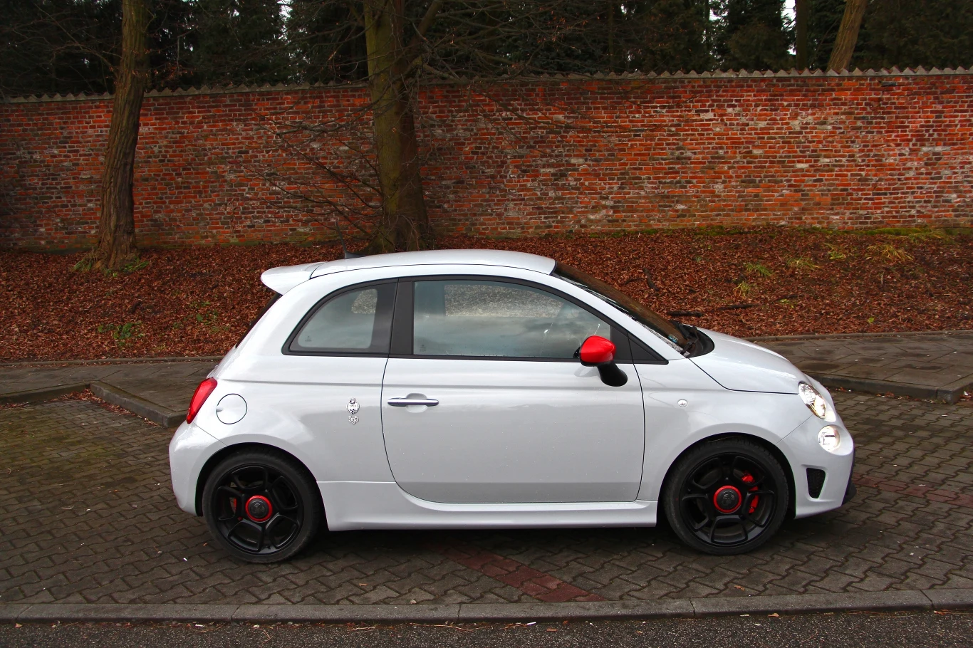 Prędkość maksymalna 218 km/h. Przyspieszenie 0-100 km/h, 7.3 s. (skrzynia manualna) - 7,4 s. (zautomatyzowana skrzynia sekwencyjna)